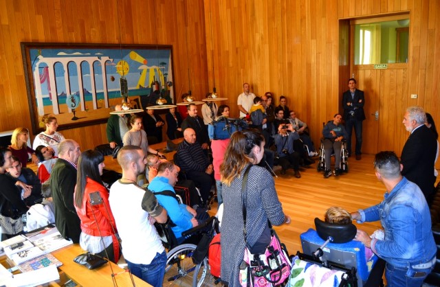 Persoas usuarias do Centro de Atención Diurna Terapéutica da Asociación Sarela visitan o Parlamento de Galicia